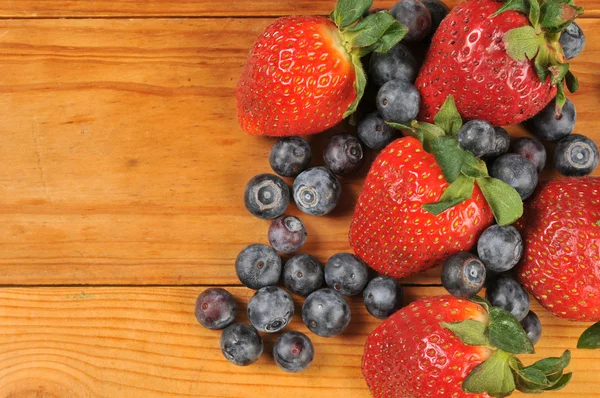Färska blåbär och jordgubbar — Stockfoto