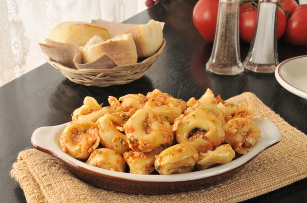 Tortellini de queijo com molho de tomate — Fotografia de Stock