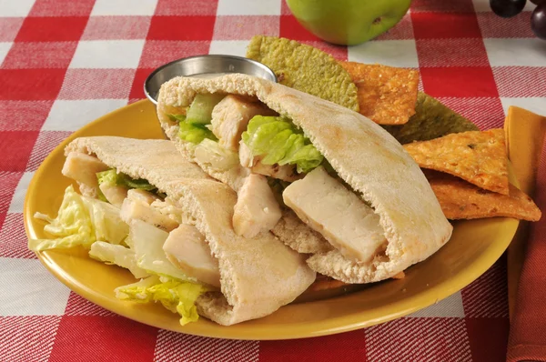 Sanduíche de frango Caesar pita — Fotografia de Stock