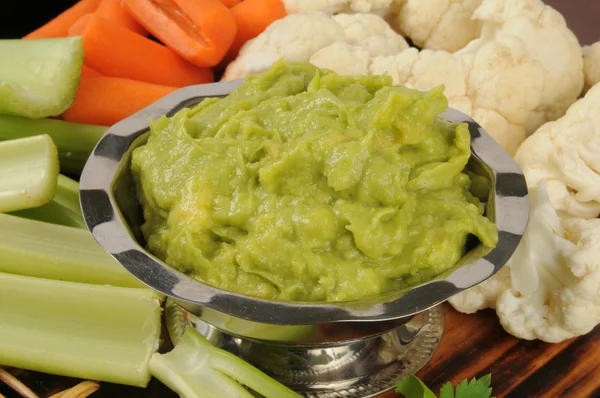 Groenten en guacamole dip — Stockfoto
