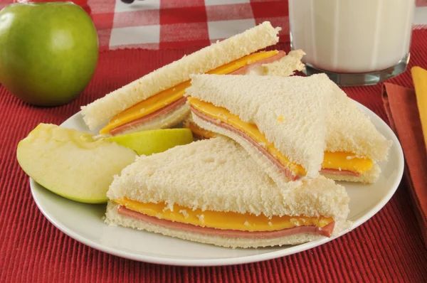 Sandviș cu șuncă și brânză — Fotografie, imagine de stoc