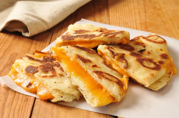 Panino al formaggio grigliato sul pane naan — Foto Stock