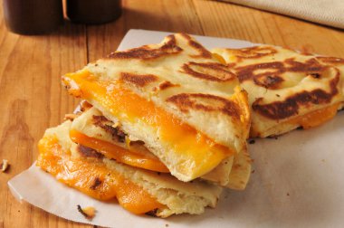 naan ekmek arası ızgara peynir sandviç