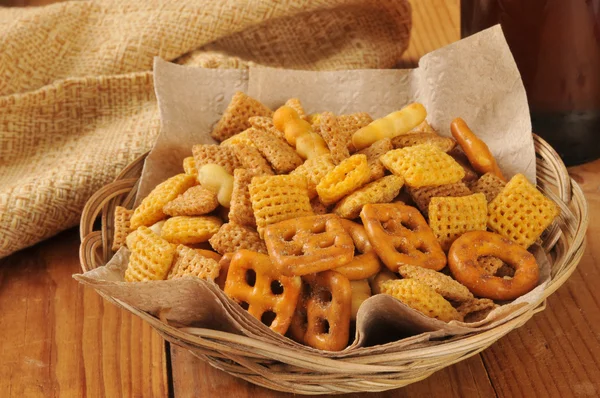 Snack mix e cerveja — Fotografia de Stock