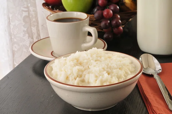 Schüssel Reis mit Milch — Stockfoto