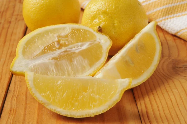 Скибочками лимони — стокове фото