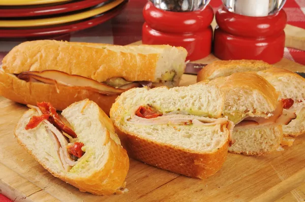 Нарезанный сэндвич с индейкой — стоковое фото