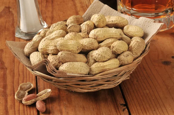 Peanuts and beer — Stock Photo, Image