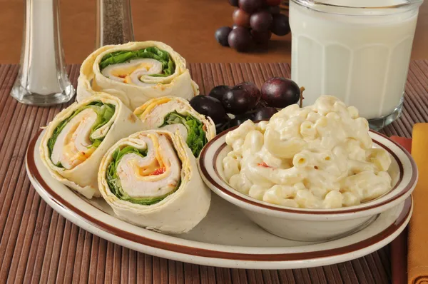 Sandwich à la dinde avec salade de macaroni — Photo