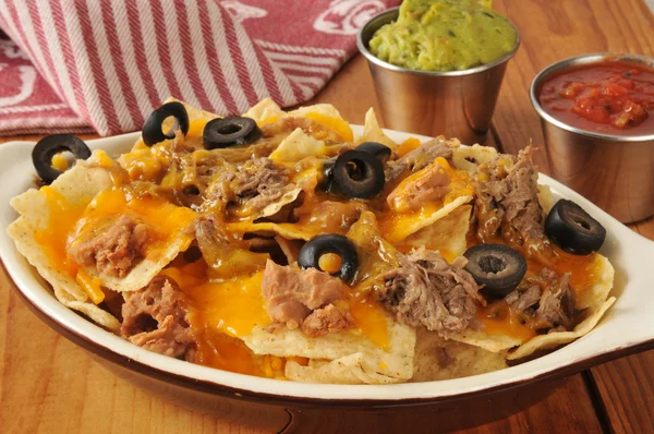 Carne de bovino, feijão e queijo nachos — Fotografia de Stock