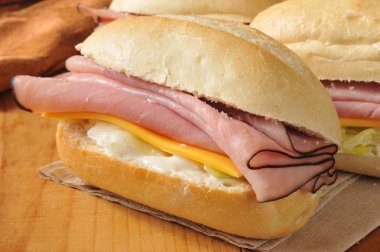 Mini jambon ve peynirli sandviç