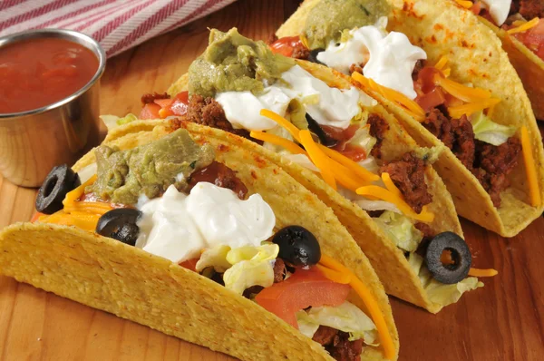 Tacos mit saurer Sahne und Guacamole — Stockfoto