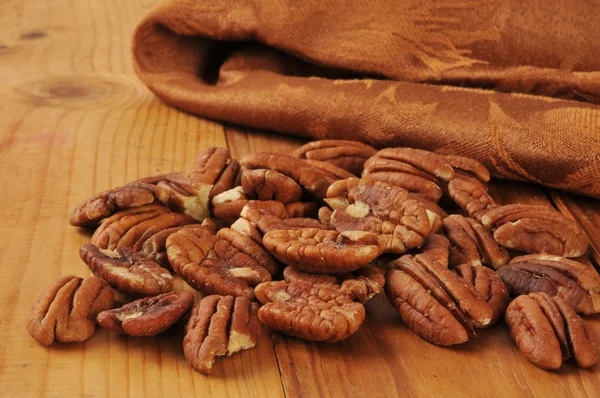 Nueces sin cáscara —  Fotos de Stock