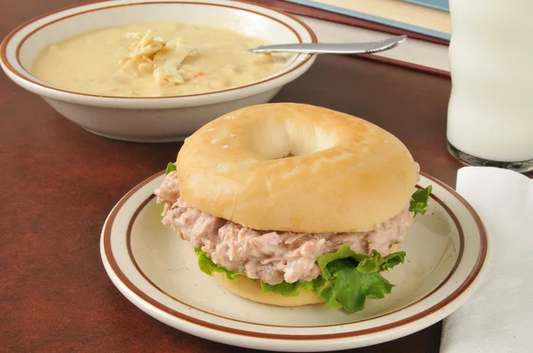 Сэндвич с тунцом на бублике — стоковое фото