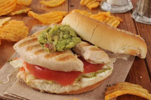 Grilled chicken sandwich — Stock Photo, Image