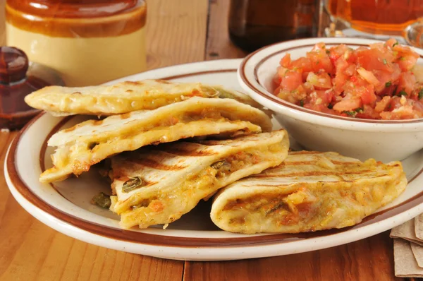 Gegrilltes Hühnerquesadilla — Stockfoto