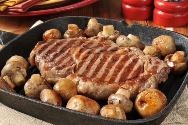 Grilovaná žebra steaky a houbami — Stock fotografie