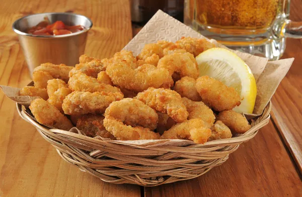 Camarones de palomitas y cerveza — Foto de Stock