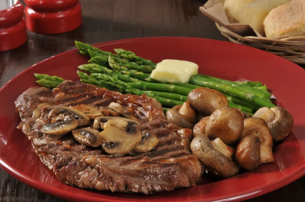 Filete de costilla a la parrilla con espárragos — Foto de Stock