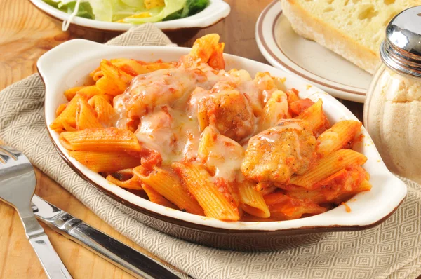 Tavuk parmigiana ve penne — Stok fotoğraf