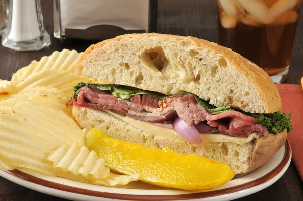 Roasst beef sandwich wtih potato chips — Stock Photo, Image