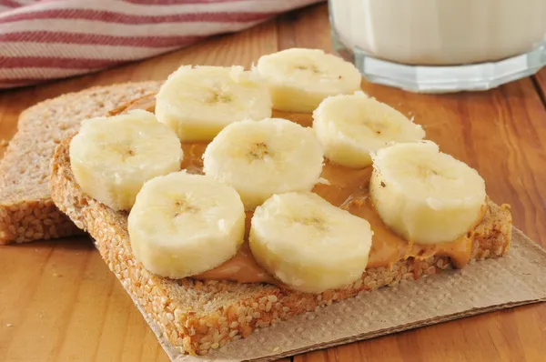 Sándwich de mantequilla de maní y plátano — Foto de Stock