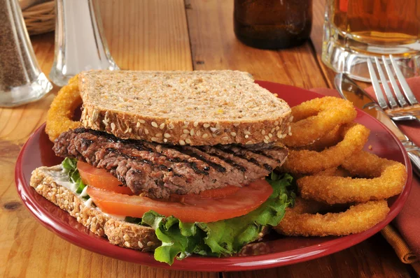 Стейк-сэндвич — стоковое фото