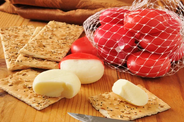 Weißer Cheddar-Käse und Cracker — Stockfoto