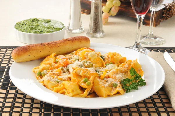 Cinq tortellini au fromage — Photo