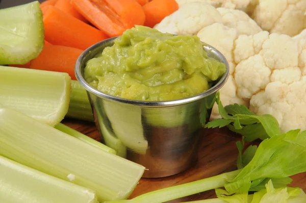 Färska grönsaker och guacamole — Stockfoto