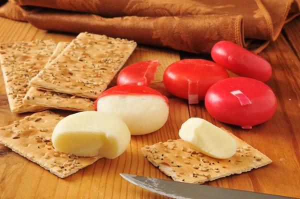 White cheddar cheese and crackers — Stock Photo, Image