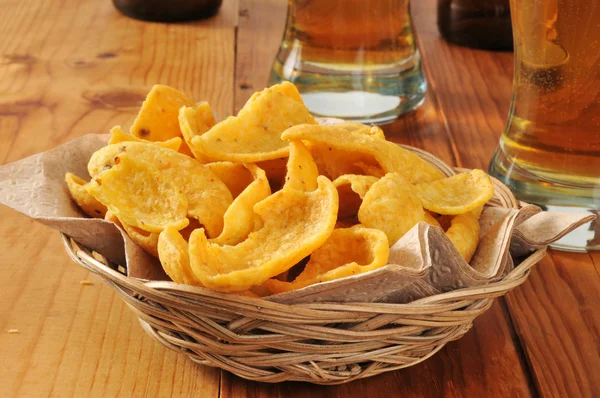 Basket of corn chips and beer — Stock Photo, Image