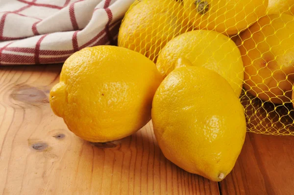 Органические лимоны — стоковое фото