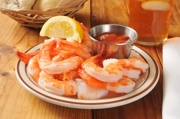 Shrimp wiht cocktail sauce — Stock Photo, Image