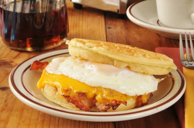Pastırmalı yumurta ve peynir sandviç