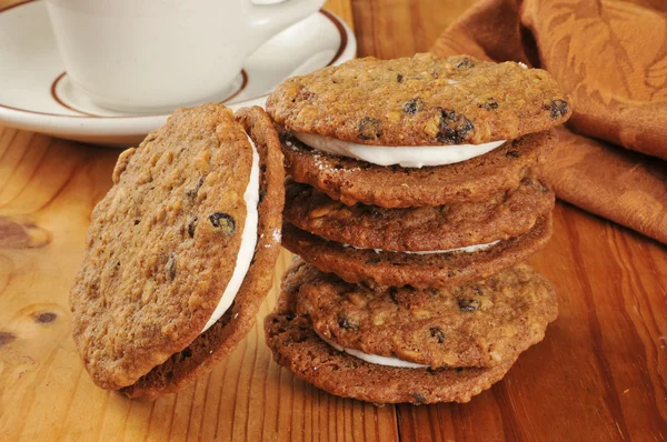 Cream filled oatmeal molasses cookies — Stock Photo, Image