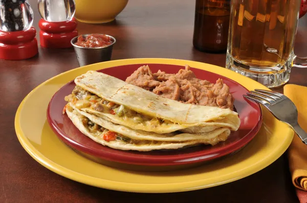 났습니다 소고기와 치즈 quesadillas — 스톡 사진