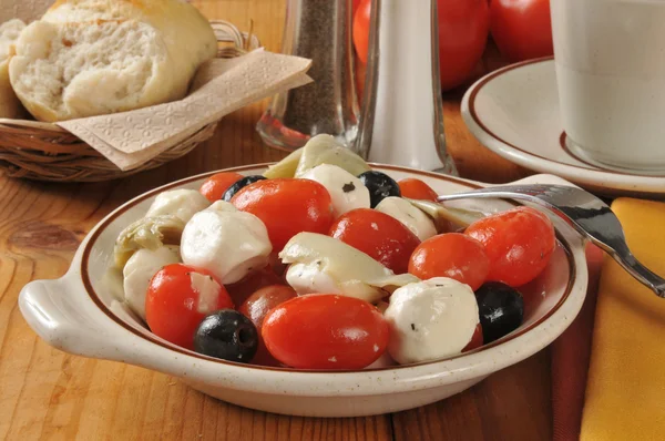 Салат из помидоров и сыра Моцарелла — стоковое фото