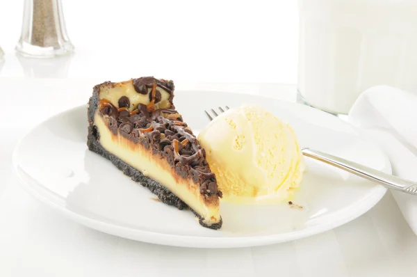 Turtle cheesecake with ice cream — Stock Photo, Image