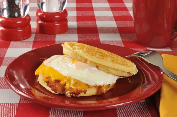 咸肉和鸡蛋三明治在华夫饼 — 图库照片