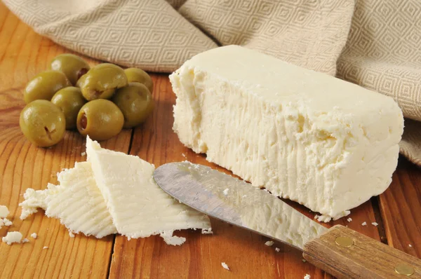 Feta-Käse und grüne Oliven — Stockfoto