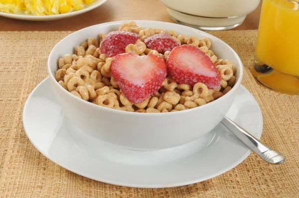 Cold oat cereal with strawberries — Stock Photo, Image