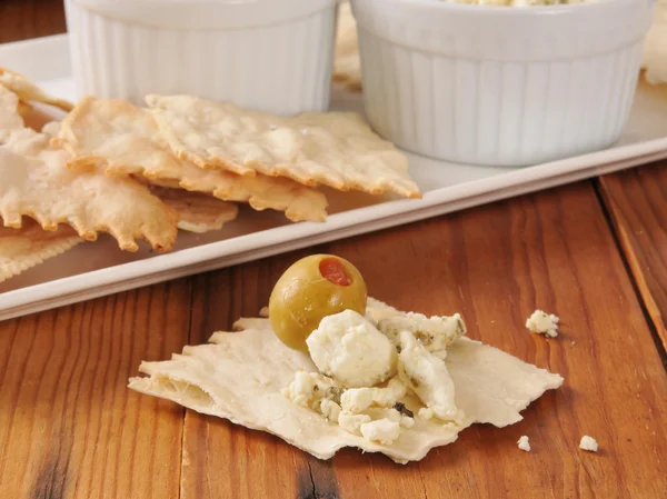 Feta-Käse und Oliven auf Fladenbrotcrackern — Stockfoto