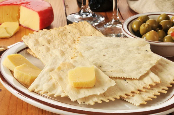 Flatbread crackers and gouda cheese — Stock Photo, Image