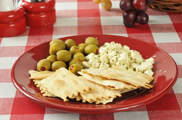 Fladenbrotcracker mit Feta-Käse und Oliven — Stockfoto