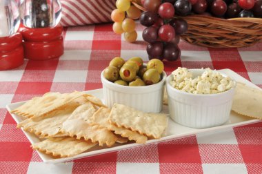 zeytin ve beyaz peynir ile gözleme kraker