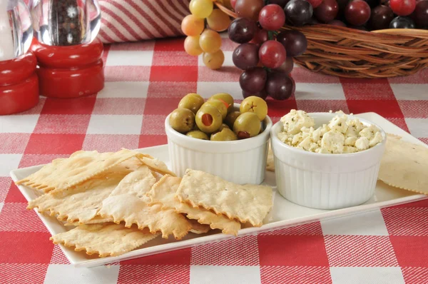 Flatbread crackers with olives and feta cheese — Stock Photo, Image