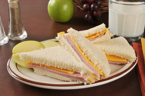 Bologna und Käse-Sandwich — Stockfoto