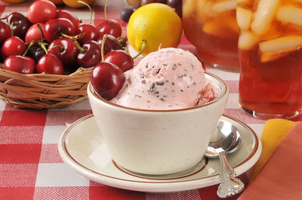 Cherry ice cream with chocolate chips — Stock Photo, Image