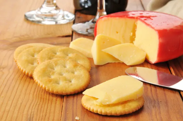 Gouda cheese and crackers — Stock Photo, Image